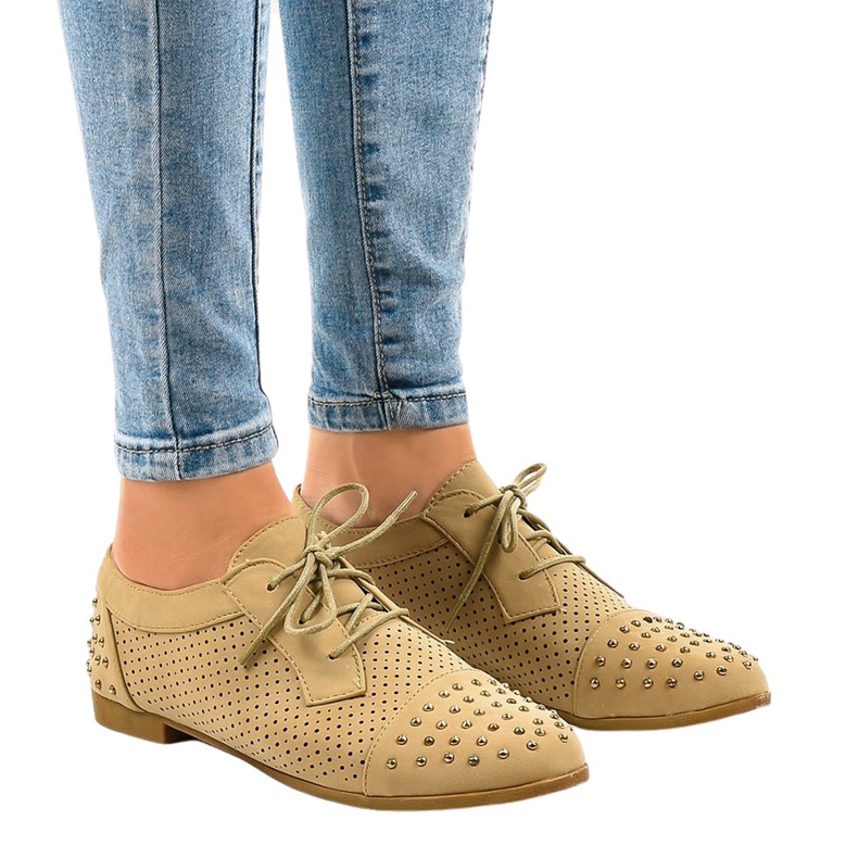 Scarpe traforate beige con borchie MJ1125