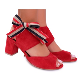 Sandali da donna in pelle Maciejka su un tacco rosso 04038-08