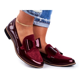 Scarpe brogue da donna Maciejka Mocassini laccati Borgogna 04099-44 / 00-1 rosso multicolore