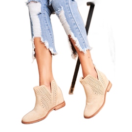 Stivali da donna con tacco piatto in camoscio traforato tonalità beige chiaro