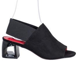 Goodin Scarpe senza lacci su un palo nero
