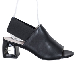 Goodin Scarpe senza lacci su un palo nero