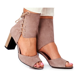 Sandali da donna con tacco alto Maciejka in camoscio beige 04122-04