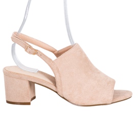 Small Swan Scarpe beige su un bar