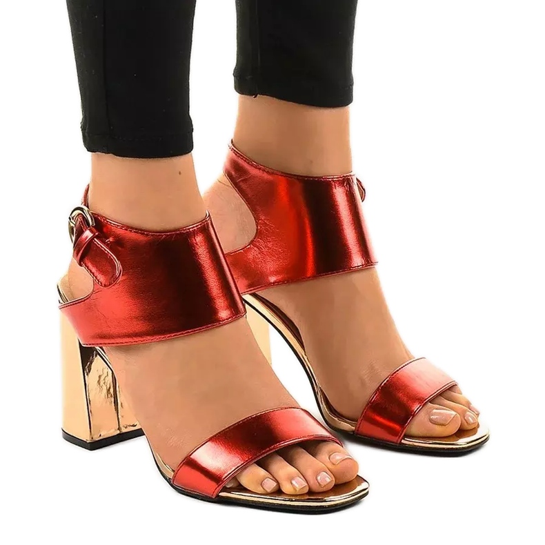 Sandali rossi alla moda sul post 0354-20 rosso