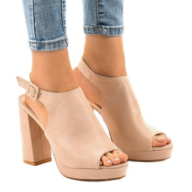 Stivali in camoscio beige sul post 77-103