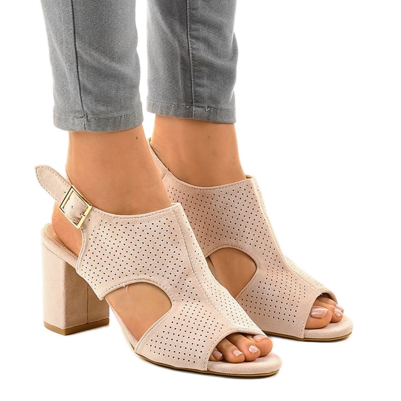 Sandali beige traforati con taglio 99-33A