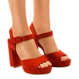 Sandali rossi su un post camoscio 77-102 rosso