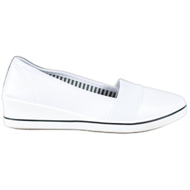 Renda Slipons bianchi su un cuneo bianco