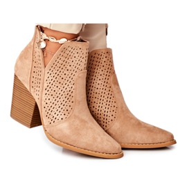 Stivali da donna con tacco in camoscio traforato sfumature beige