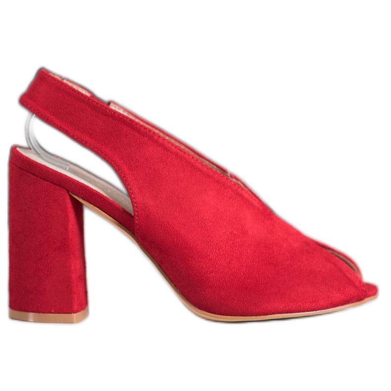 Filippo Sandali senza lacci su un bar rosso