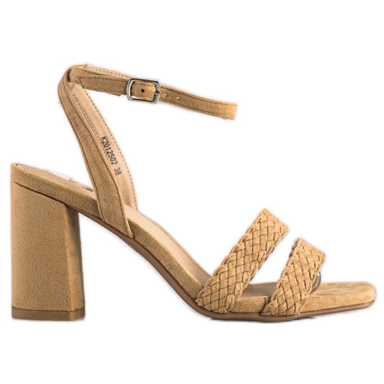 Kylie Sandali in pelle scamosciata su un bar beige