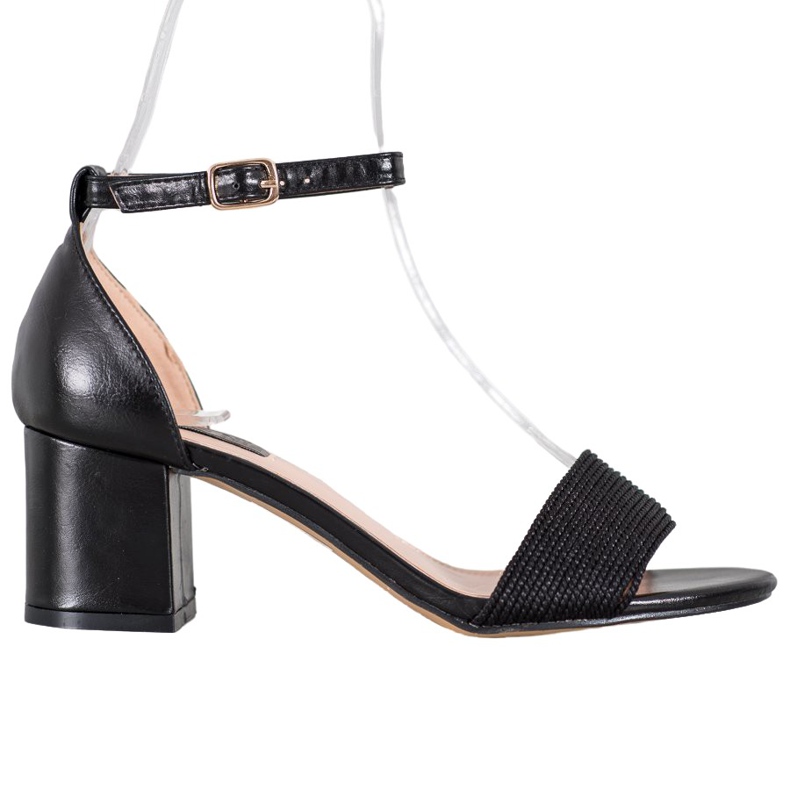 Nio Nio Sandali alla moda su un bar nero