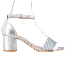 Nio Nio Sandali alla moda su un bar grigio