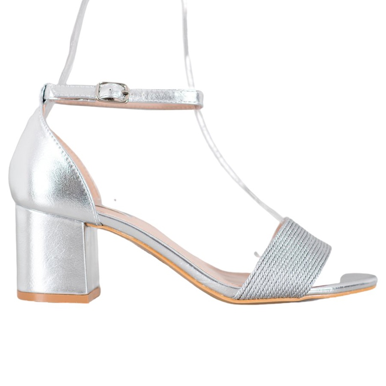 Nio Nio Sandali alla moda su un bar grigio