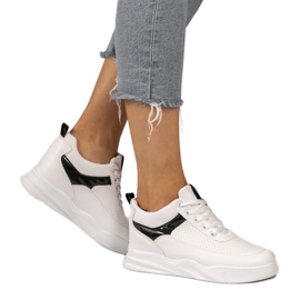 Sneakers bianche traforate sulla zeppa 85-429 bianco nero