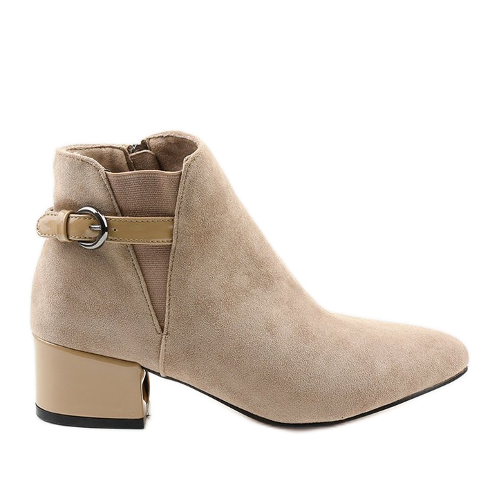 Stivali beige con un piccolo post di Brizaris