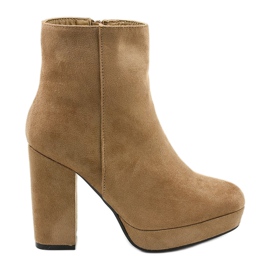 Stivaletti in camoscio beige sul post Skye