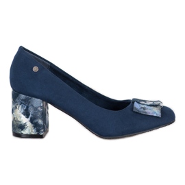 Filippo Pompe comode su un pilastro blu navy blu