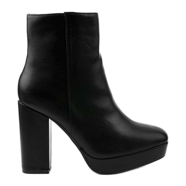 Stivali neri sul post Wintarish nero