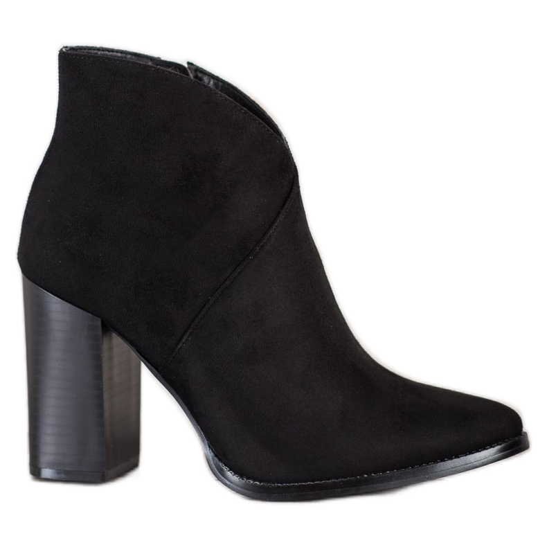 Filippo Stivali alla moda su un post nero