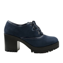 Stivaletti blu navy allacciati su un blocco Clearfall