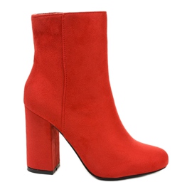Stivaletti in camoscio rosso sul post Wenonah