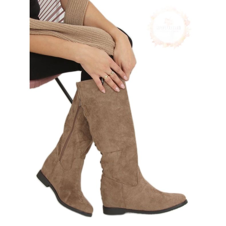 Stivali su una zeppa nascosta beige ST-11P