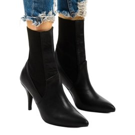 Tacchi alti neri con un calzino Daywillow nero