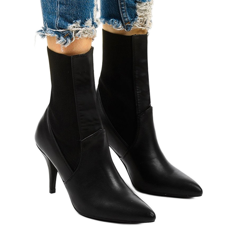 Tacchi alti neri con un calzino Daywillow nero