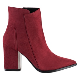 Corina Stivaletti alla moda bordeaux rosso