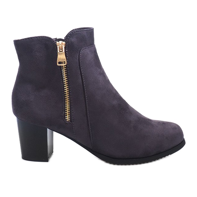 Stivali su un post J0049-3 grigio