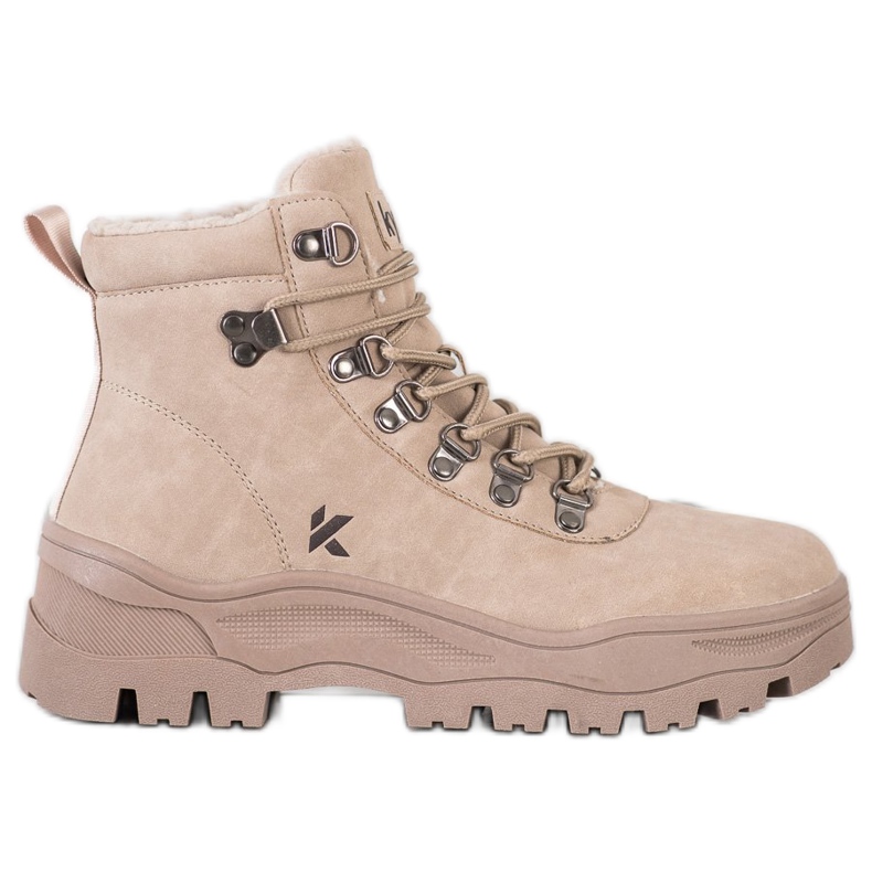 Kylie Trapper sulla piattaforma beige
