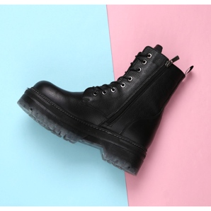 Ti diciamo come prenderti cura delle scarpe nere in modo che sembrino sempre come nuove