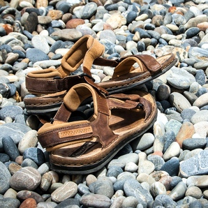 Scegliamo sandali da uomo eleganti per l'estate