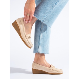 Mocassini con zeppa in camoscio da donna Shelovet beige 1