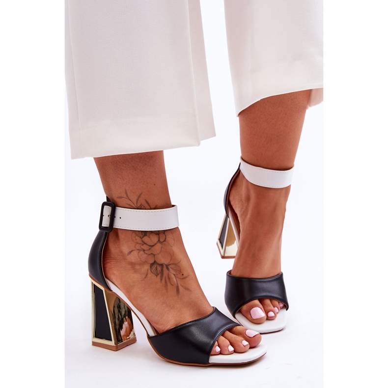 Eleganti sandali con tacco alto in bianco e nero 2