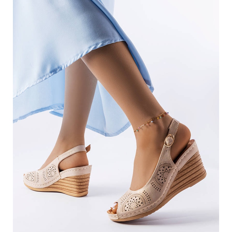 Sandali con zeppa traforati beige di Dreams 2