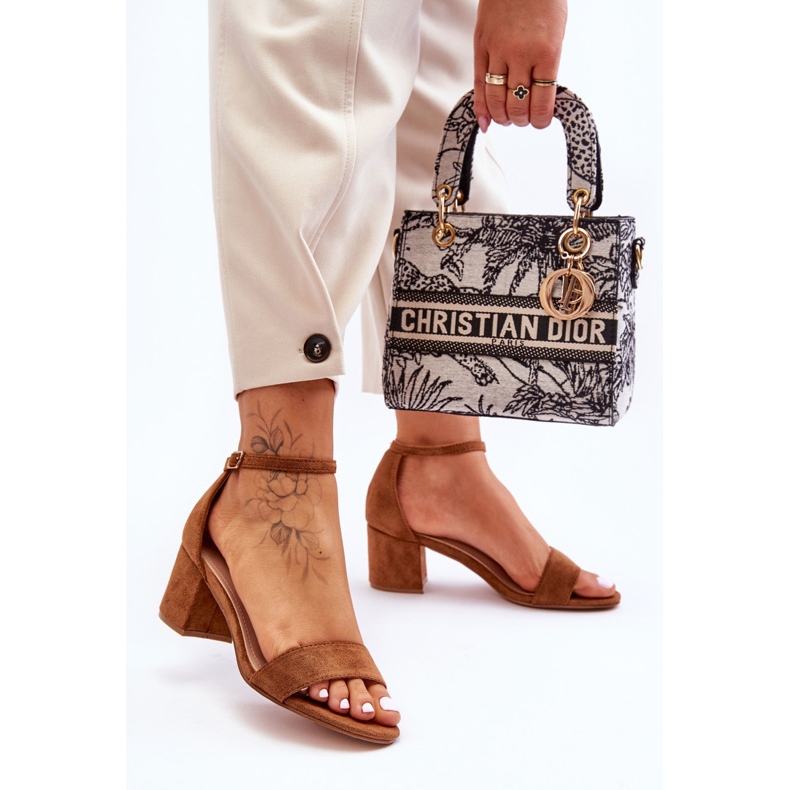 Sandali classici con tacco basso color cammello in pelle scamosciata marrone 2