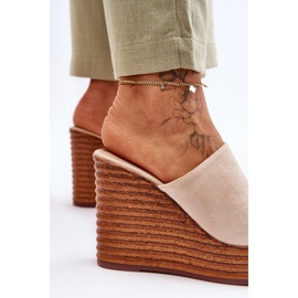 Ciabatte leggere su una massiccia piattaforma Beige Good Vibe 2