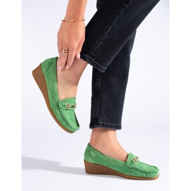 Mocassini con zeppa in camoscio da donna Shelovet verde 2