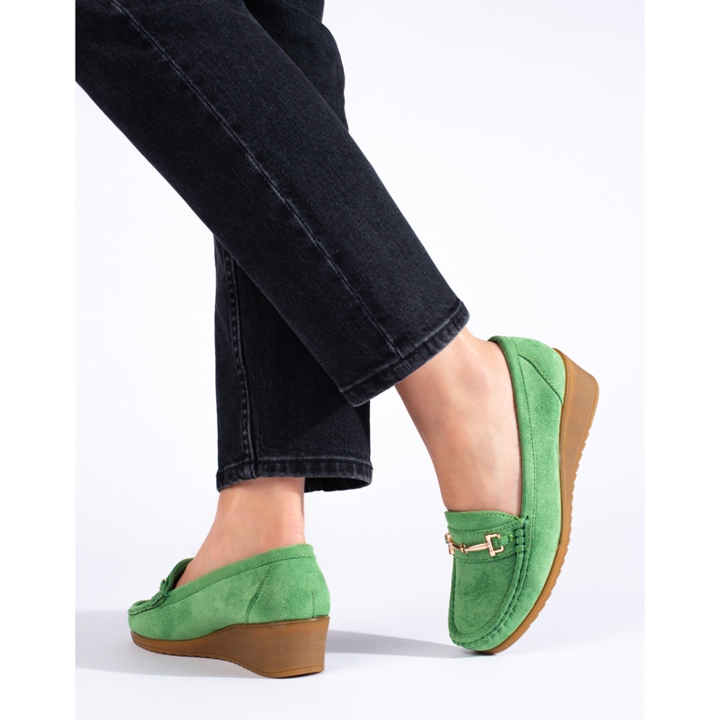 Mocassini con zeppa in camoscio da donna Shelovet verde 1