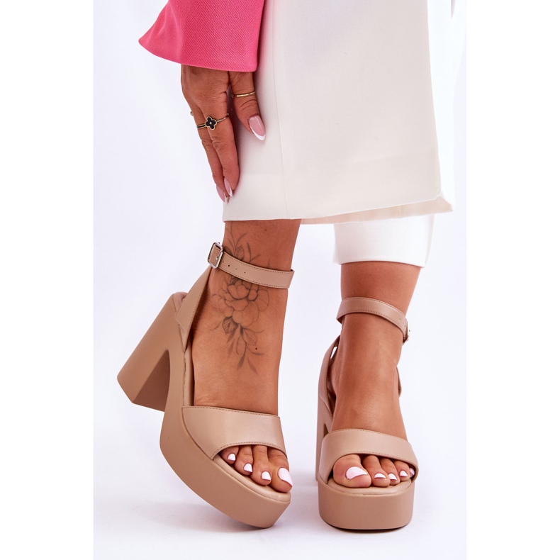 Sandali alla moda su massicci tacchi Karmine beige 1