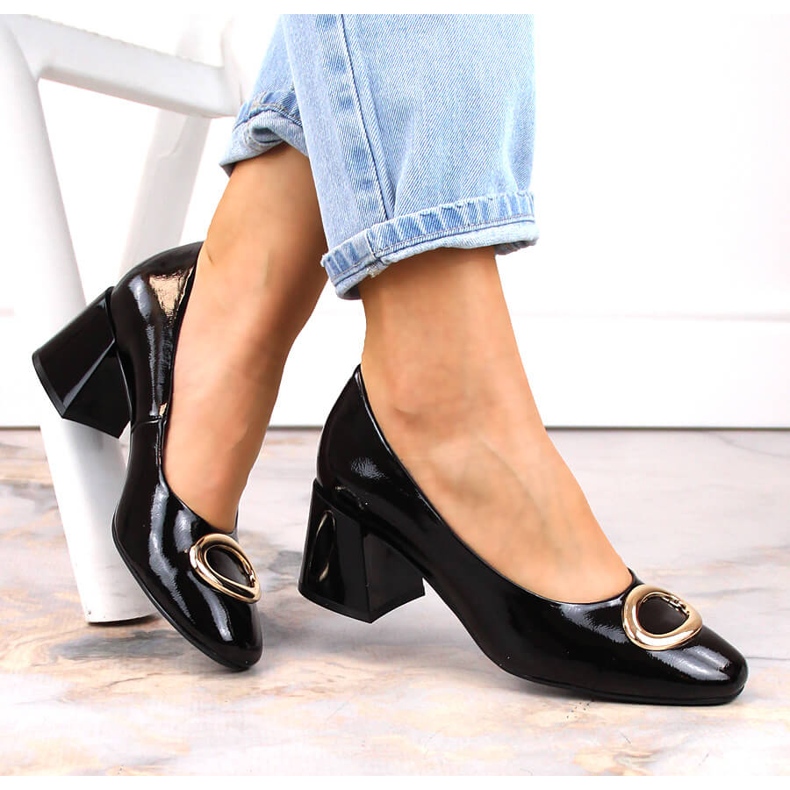 Décolleté da donna in vernice con tacco decorativo nero Vinceza 10930 1