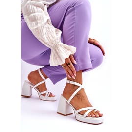 Tacchi alti alla moda rosa segreta bianca e sandali con plateau bianco 4