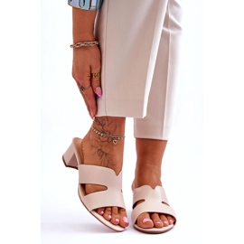Infradito classiche in pelle beige con tacco basso 1