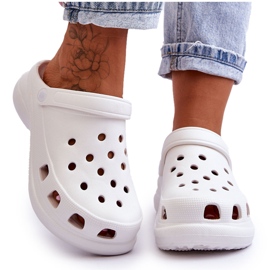 Pantofole in schiuma Crocs su una spessa suola bianca Katniss 4