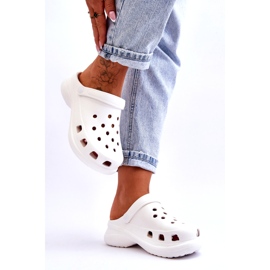 Pantofole in schiuma Crocs su una spessa suola bianca Katniss bianco 3