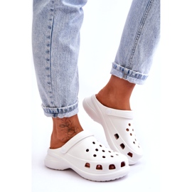 Pantofole in schiuma Crocs su una spessa suola bianca Katniss 2