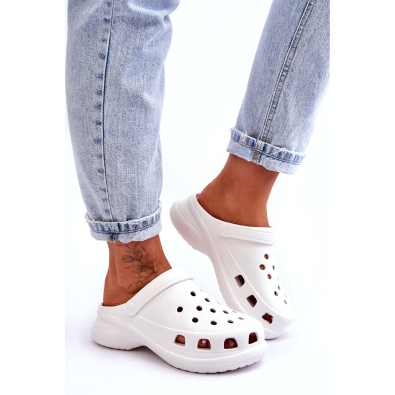 Pantofole in schiuma Crocs su una spessa suola bianca Katniss bianco 2
